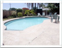 Der Swimmingpool beim Bungalow